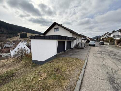 Seitenansicht - 1 Zimmer Mehrfamilienhaus, Wohnhaus zum Kaufen in Vöhrenbach