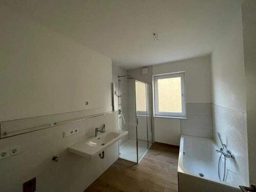 Bad mit Wanne und Dusche - 