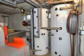 Zwei große Warmwasserspeicher - 