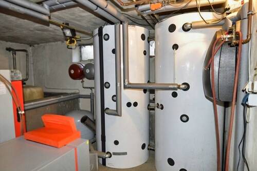 Zwei große Warmwasserspeicher - 