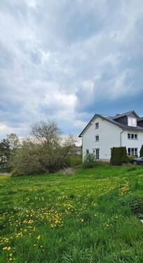 Außenansicht - Familienparadies: Großzügige Doppelhaushälfte im Grünen