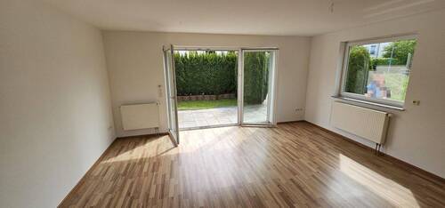 Wohnzimmer Zugang zur Terrasse - 6 Zimmer Doppelhaushälfte zur Miete in Taunusstein-Wehen
