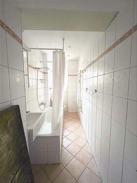 Tageslichtbad mit Badewanne - 