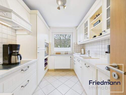 Küche (1) - Modernisierte 3ZKB mit Loggia und Garage in begehrter Lage von Heiligkreuz