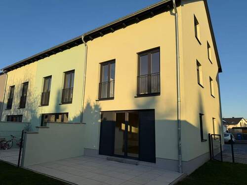 Objektansicht mit Terrasse - 