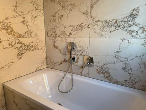 Stilvolle Badewanne mit hochwertigen Amarturen - 
