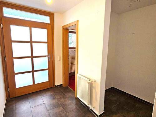 Eingangsbereich mit Platz für Garderobe und Blick zum Gäste-WC - 6 Zimmer Reihenhaus in Dorfen