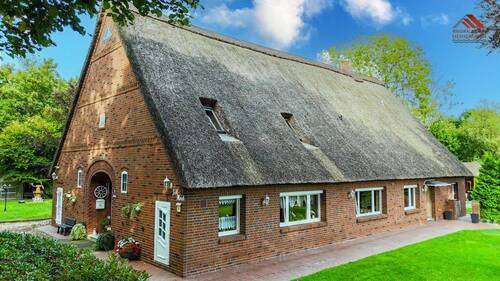 Titelbild - Großes Reetdach-Zweifamilienhaus auf ca. 3400m² in Sievern