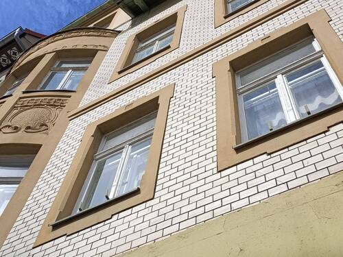 Details zur Fassade Strasenseite - 1 Zimmer Mehrfamilienhaus, Wohnhaus in Werdau