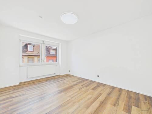 Schlafzimmer 1 OG - 9 Zimmer Mehrfamilienhaus, Wohnhaus zum Kaufen in Bretten