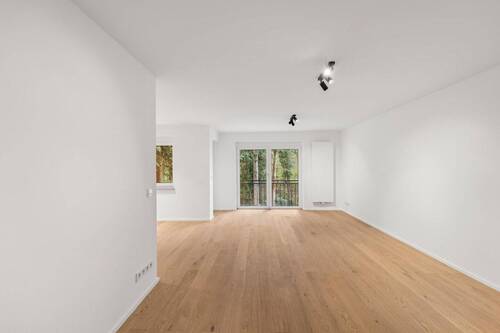 Wohnzimmer - Exklusiv modernisierte 4-Zimmer-Wohnung mit Balkon in ruhiger Wohnlage - Erstbezug