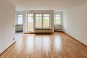Wohnzimmer mit Balkon - 3 Zimmer Einfamilienhaus zum Kaufen in Potsdam