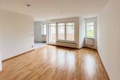 Wohnzimmer mit offener Küche - Einfamilienhaus in Potsdam zum Kaufen