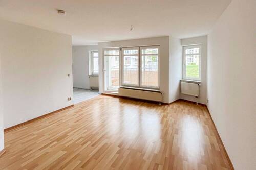 Wohnzimmer mit offener Küche - Einfamilienhaus in Potsdam zum Kaufen