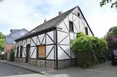 Straßenansicht - TraumHaus gesucht - ProjektTraum gefunden! Sanierungsbedürftiges, freistehendes Haus mit Traumgarten
