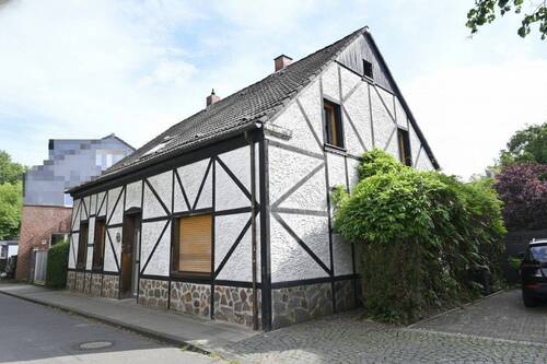 Straßenansicht - TraumHaus gesucht - ProjektTraum gefunden! Sanierungsbedürftiges, freistehendes Haus mit Traumgarten