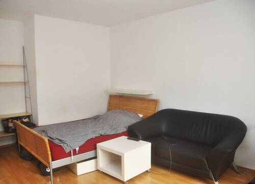 Wohnzimmer 2 - 1 Zimmer Etagenwohnung zum Kaufen in München
