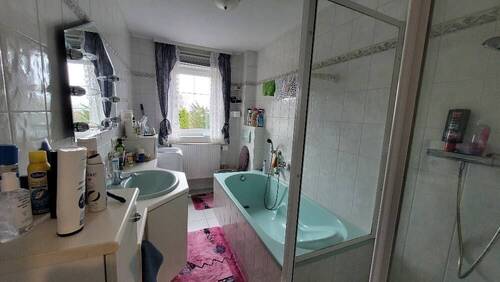 Bad mit Dusche und Wanne - 