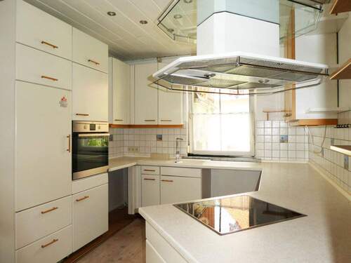 Große EBK - AUMÜLLER-Immobilien - Sympathische DHH mit Nebengebäude und sonnigere Hoffläche als Mietobjekt