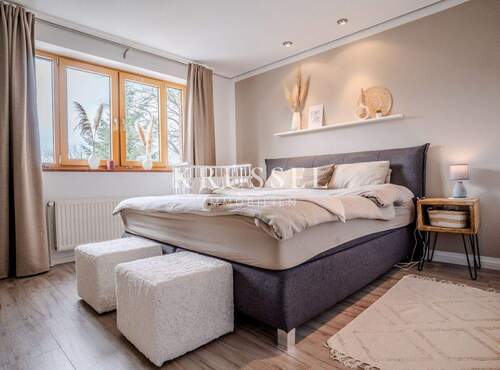 Stilvolles Schlafzimmer mit warmen Farbtönen... - 