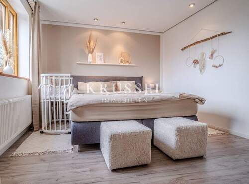 ... großen Fenstern und ruhigem Wohnambiente - 