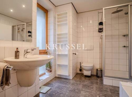 Das Badezimmer im Obergeschoss.. - 