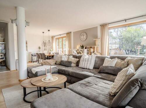 ... mit großen, bodentiefen Fensterfronten, ... - 