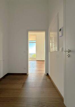 Flur/Eingangsbereich mit Gäste-WC rechs - 2 Zimmer Etagenwohnung zur Miete in Frankfurt (Oder)