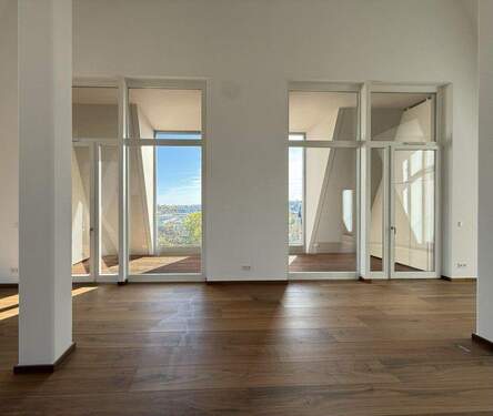 imposanates Wohnzimmer mit Genussloggia/-blick - 2 Zimmer Etagenwohnung in Frankfurt (Oder)