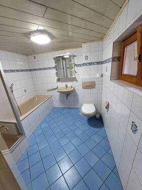 Bad mit Dusche und Badewanne - 