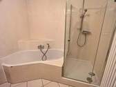 Bad mit Dusche und Badewanne - 