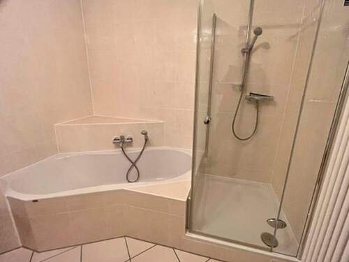 Bad mit Dusche und Badewanne - 