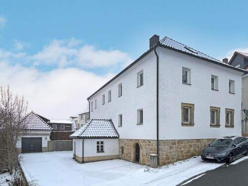 Außen - 8 Zimmer Einfamilienhaus zum Kaufen in Thurnau