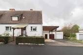 Außenansicht mit Carport und Garage - Charmante Doppelhaushälfte mit hohem Carport, Garage und großem Garten