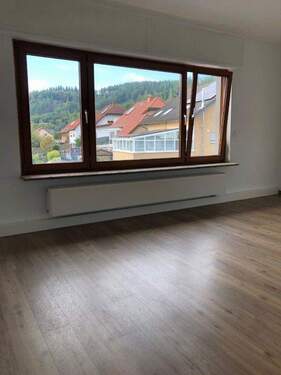 Wohnzimmer Richtung Fenster - 