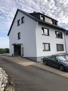 Hausansicht mit Eingang - 1 Zimmer Mehrfamilienhaus, Wohnhaus zum Kaufen in Hausen