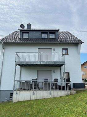 Rückseite Wohngebäude - 1 Zimmer Mehrfamilienhaus, Wohnhaus in Hausen