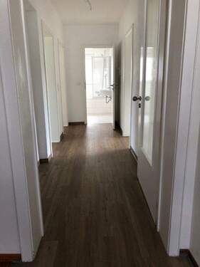 Flur - Mehrfamilienhaus, Wohnhaus mit 218,00 m&sup2; in Hausen zum Kaufen