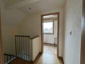 Flur im Dachgeschoss - Einfamilienhaus mit 81,50 m&sup2; in Grünendeich zum Kaufen