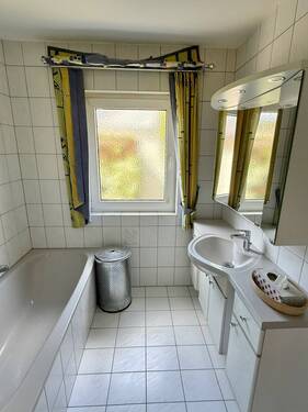 Bad mit Wanne und Dusche - 