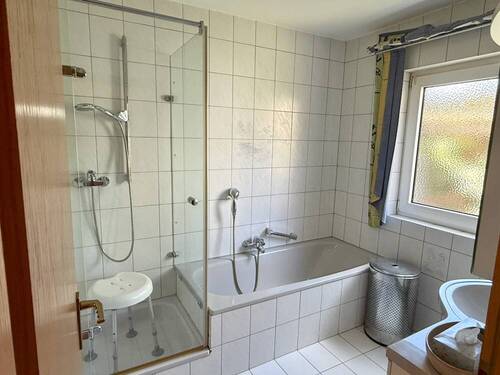Bad mit Wanne und Dusche - 