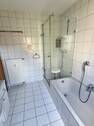 Bad mit Wanne und Dusche - 