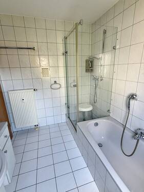 Bad mit Wanne und Dusche - 