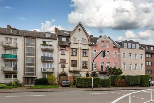 Hausansicht - Mehrfamilienhaus mit Geschichte und besonderer Dachgeschosswohnung in Krefeld!