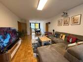 Wohnzimmer mit Esszimmer - Ihr neues Zuhause in Bogenhausen: großzügige 3-Zimmer-Wohnung mit großem Balkon und viel Potenzial
