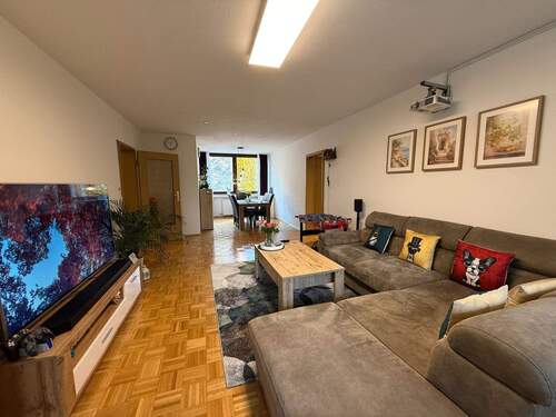 Wohnzimmer mit Esszimmer - Ihr neues Zuhause in Bogenhausen: großzügige 3-Zimmer-Wohnung mit großem Balkon und viel Potenzial