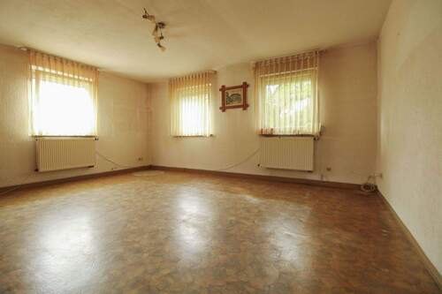 Wohnzimmer - 6 Zimmer Einfamilienhaus zum Kaufen in Eckental