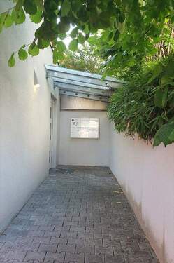 geschützter Hauseingang - Schöne Dachwohnung mit sehr großem Balkon