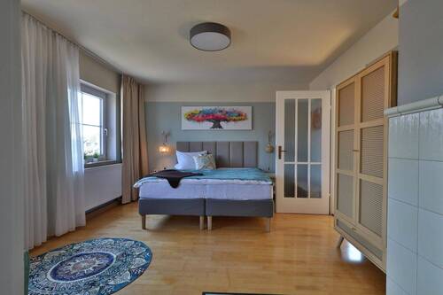 Wohnzimmer mit Parkett - 