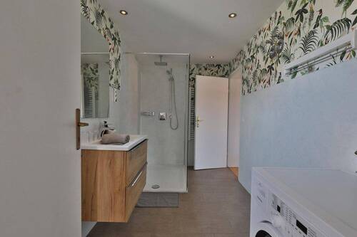 modernes Badezimmer mit Dusche - 